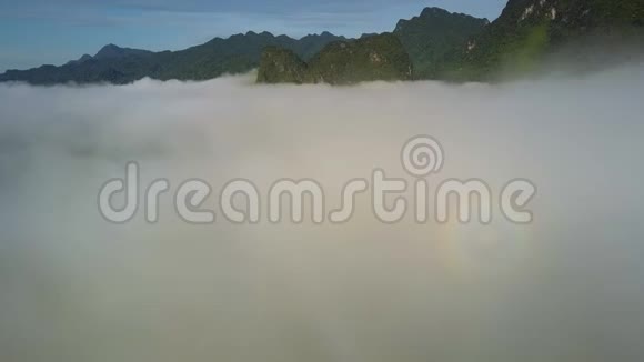浓雾笼罩在反常山脉下的山谷之上视频的预览图