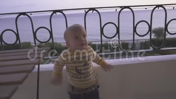小男孩在酒店的阳台上放松视频的预览图
