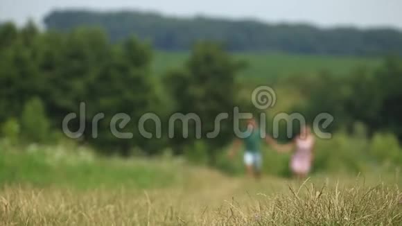 男人和女人一起在田野里奔跑浪漫气氛视频的预览图