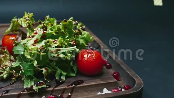 牛排加酱西红柿和青菜放在木板上以4k分辨率驾驶滑块视频的预览图