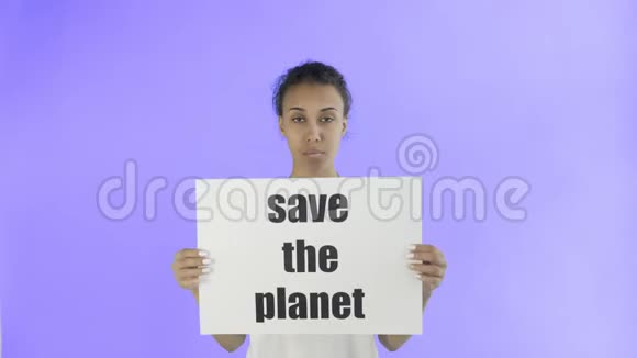在紫罗兰背景下拯救地球海报的非裔美国女活动家视频的预览图