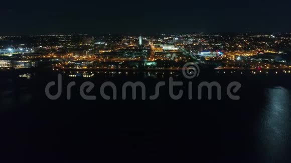 在明亮的夜光照射下难以置信的4k空中无人机大现代费城都市景观全景视频的预览图