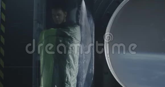 宇航员睡在玻璃胶囊里视频的预览图