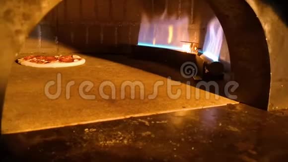 在热烘箱里做和烤一个新鲜的意大利香肠披萨视频的预览图