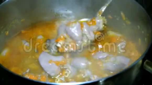 做自制食物加胡萝卜的鸡肉汤或浓汤在平底锅中煮视频的预览图