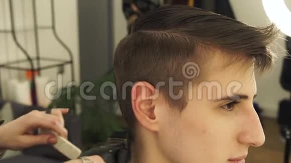 理发店里的男理发师用理发师剪头发理发师给男人理发视频的预览图