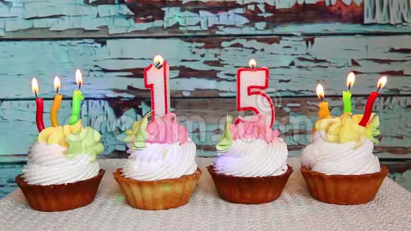 生日快乐15号蜡烛在蛋糕上周年纪念视频的预览图