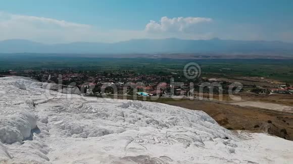 全景从上面的帕穆卡莱鸟瞰土耳其希亚波利斯古希腊罗马城视频的预览图