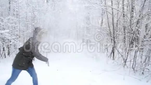 冬季步行和旅游理念冬天一对年轻的幸福夫妇在森林里散步玩得开心视频的预览图