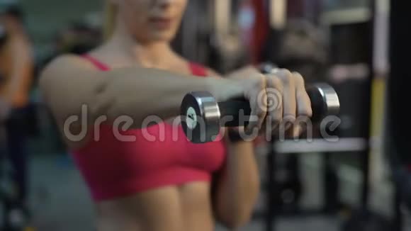 健身妇女做哑铃运动锻炼身体增强健康视频的预览图