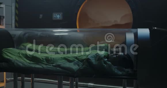 宇航员睡在玻璃胶囊里视频的预览图