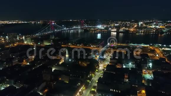 难以置信的无人机空中4k全景飞越现代费城市中心黑暗的夜光照明城市景观视频的预览图