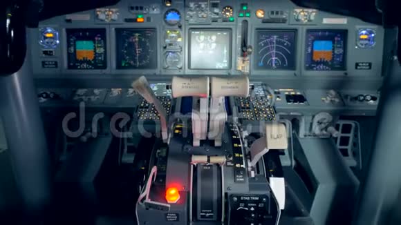 关闭一个油门杆转变成飞机驾驶舱的一般视图视频的预览图