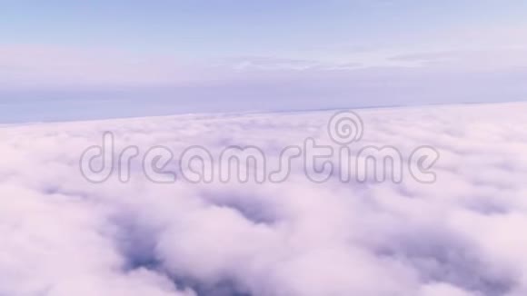 在云层上方飞行从上面看多云的天空视频的预览图