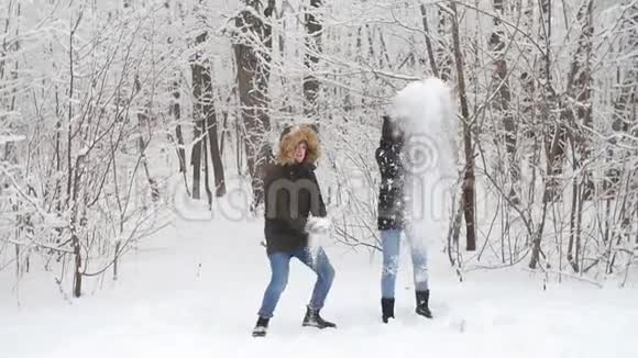 冬季步行和旅游理念冬天一对年轻的幸福夫妇在森林里散步玩得开心视频的预览图