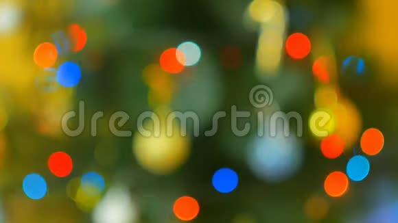 圣诞树上有五颜六色的树枝和圣诞灯圣诞节和新年装饰摘要博克假日视频的预览图