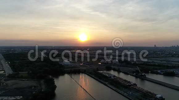 费城特拉华河上空的日落景观视频的预览图