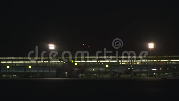 大飞机到达机场视频的预览图