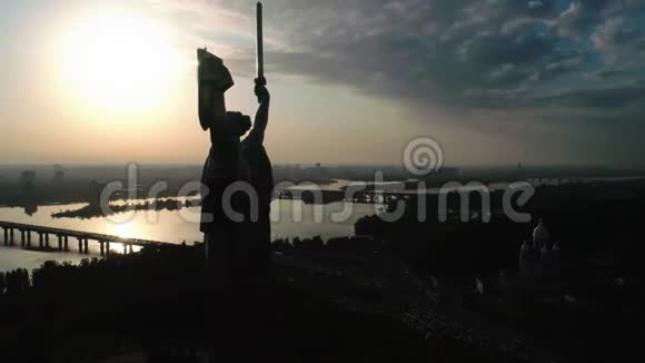 日出时的祖国纪念碑视频的预览图