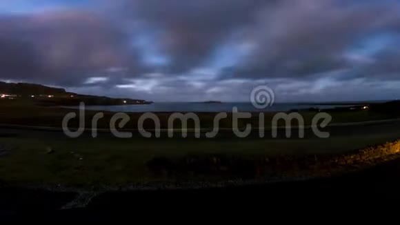 斯凯岛上的斯塔文湾上空的时间推移星星云银河从这里进来视频的预览图
