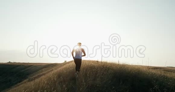 山地景观欧洲跑步男子慢跑上午慢动作视频的预览图