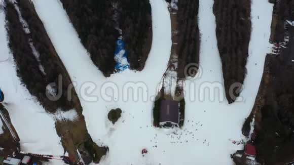 鸟瞰滑雪游乐场和山日本富士山视频的预览图