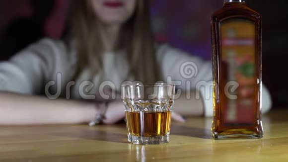 在酒吧喝朗姆酒的女孩视频的预览图