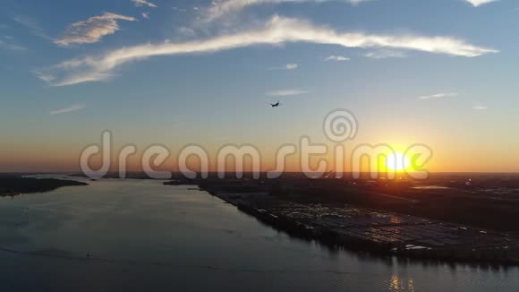 费城特拉华河上空的日落景观视频的预览图