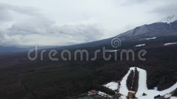 鸟瞰滑雪游乐场和山日本富士山视频的预览图