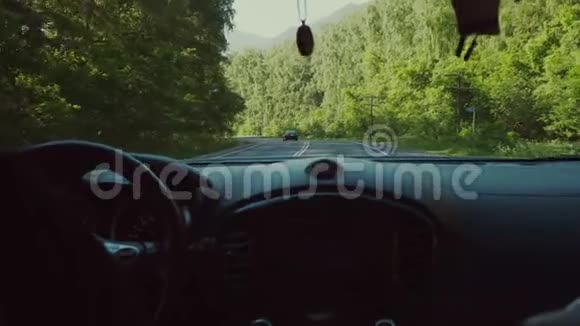 司机正从车里开着车视频的预览图