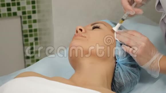 美的概念正在进行的中间治疗程序美容师拿着注射器与妇女一起工作视频的预览图