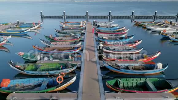 五颜六色的渔船停靠在码头或港口视频的预览图