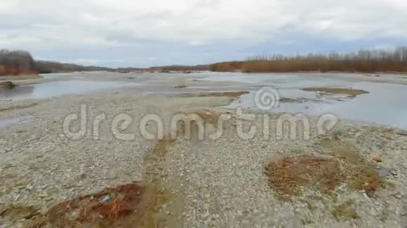 低飞无人机在河上带着岩石视频的预览图