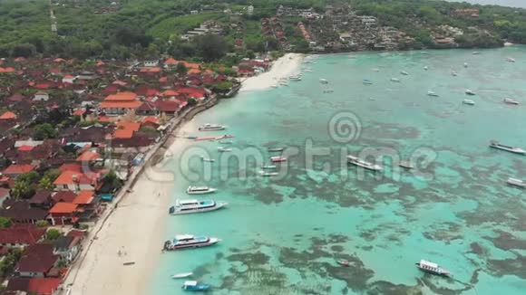 海岸JungutBatu村船在伦邦根岛印度尼西亚空中观景视频的预览图