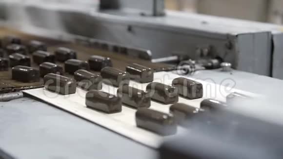 巧克力在生产线上倒入糖果牛奶厂生产线上的甜食视频的预览图