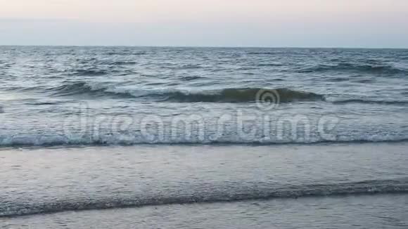 海浪在海面上缓慢移动视频的预览图