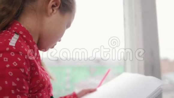一个女孩坐在窗台上画东西关门视频的预览图
