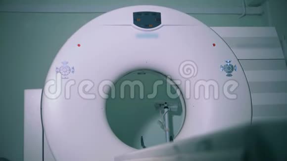 一家诊所的大型扫描设备关闭特殊的断层扫描工作在一个空房间视频的预览图