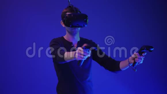 在VR耳机里玩互动电子游戏的年轻人视频的预览图