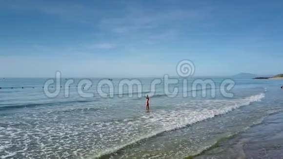水中少女头发与天空相映成趣视频的预览图