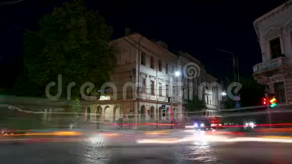 在高峰时段一条繁忙的夜间道路的时间推移镜头循环视频的预览图