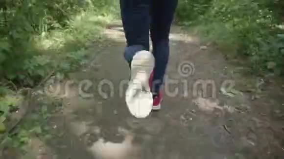一个男人在森林里奔跑一双运动鞋视频的预览图