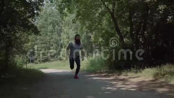 夏天公园里的跑步一个顽强的人向前跑跑步者视频的预览图
