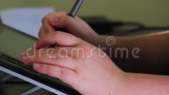 两只带笔和平板电脑的年轻手视频的预览图