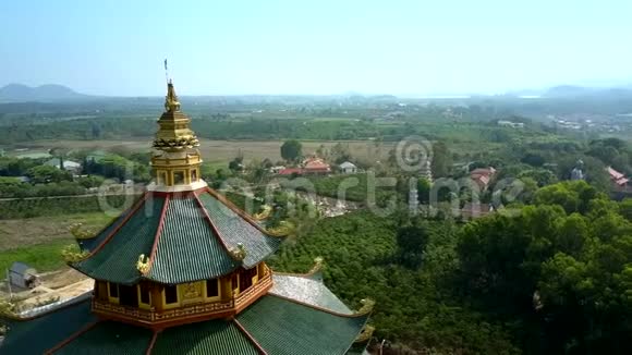 前景上有寺庙屋顶的不可思议的乡村山谷视频的预览图