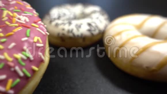 美味的甜甜圈放在桌子上视频的预览图