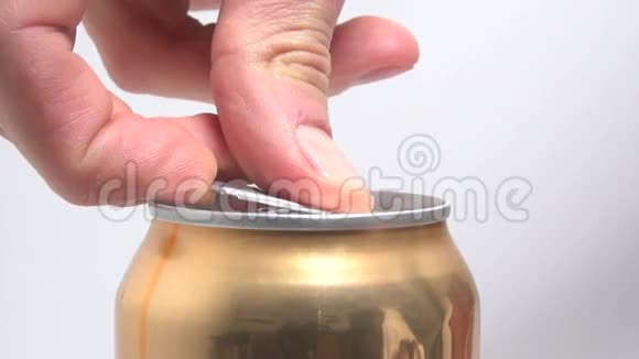 打开啤酒罐视频的预览图