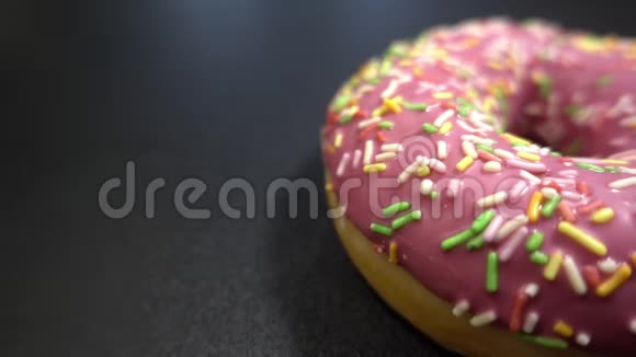 美味的甜甜圈放在桌子上视频的预览图