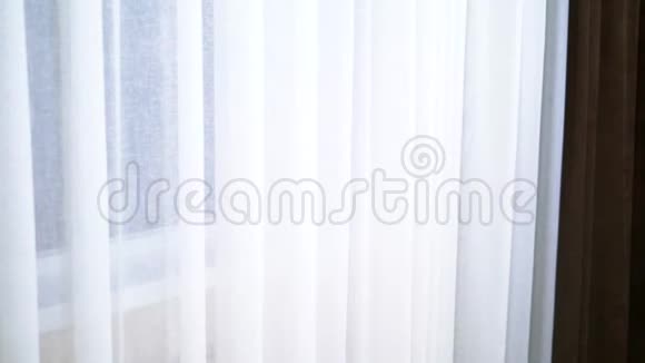 客厅或卧室的窗帘内部棕色窗帘和白色薄纱客厅或室内窗帘视频的预览图