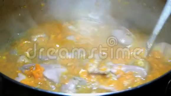 做自制食物加胡萝卜的鸡肉汤或浓汤在平底锅中煮视频的预览图